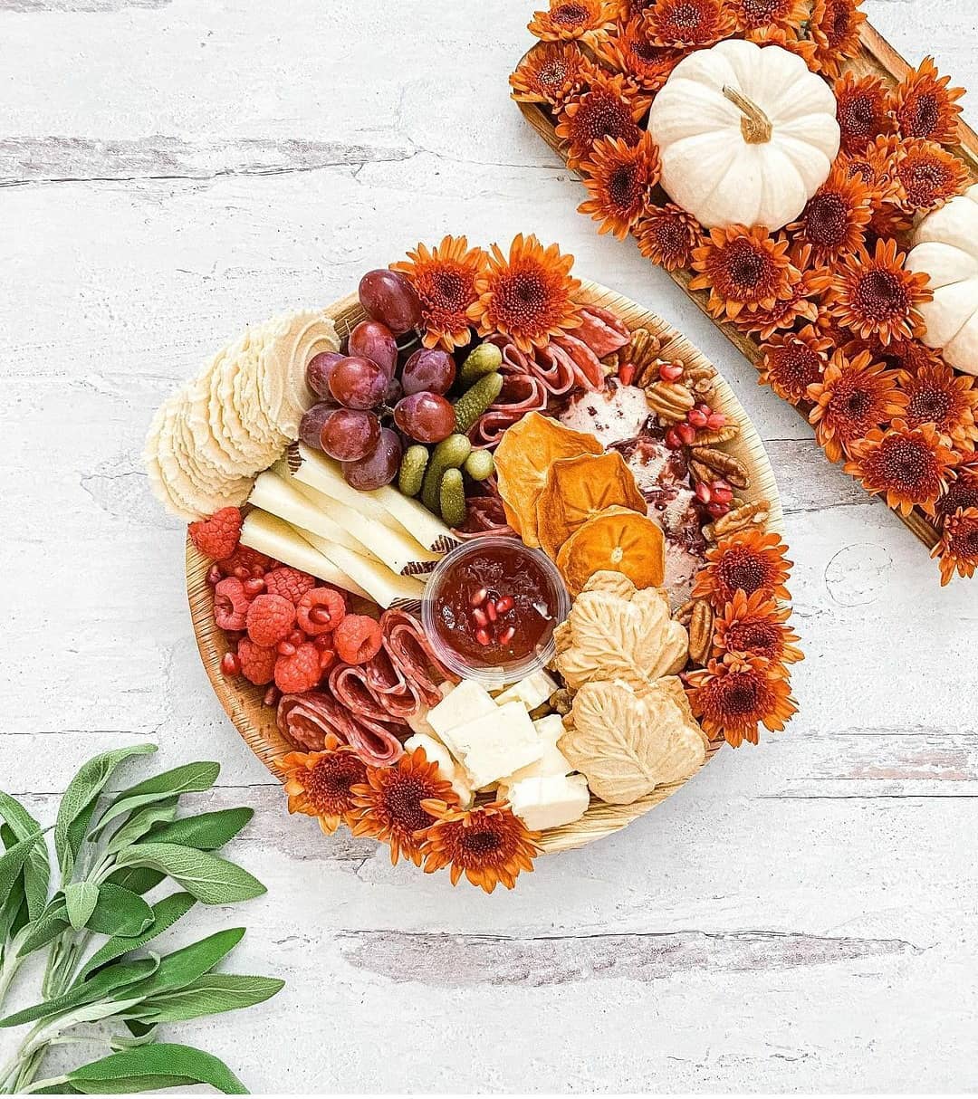 10 Inch round palm leaf plate charcuterie