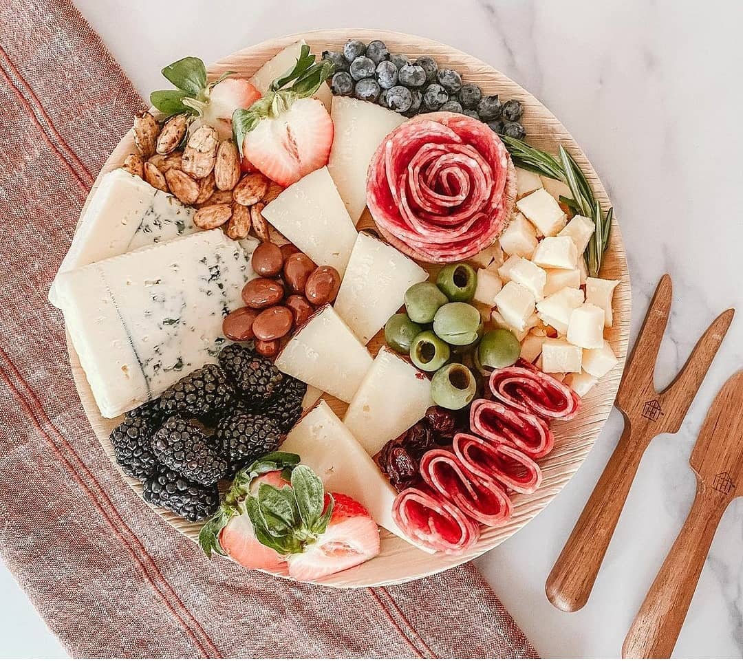 10 Inch round Disposable palm leaf plate charcuterie