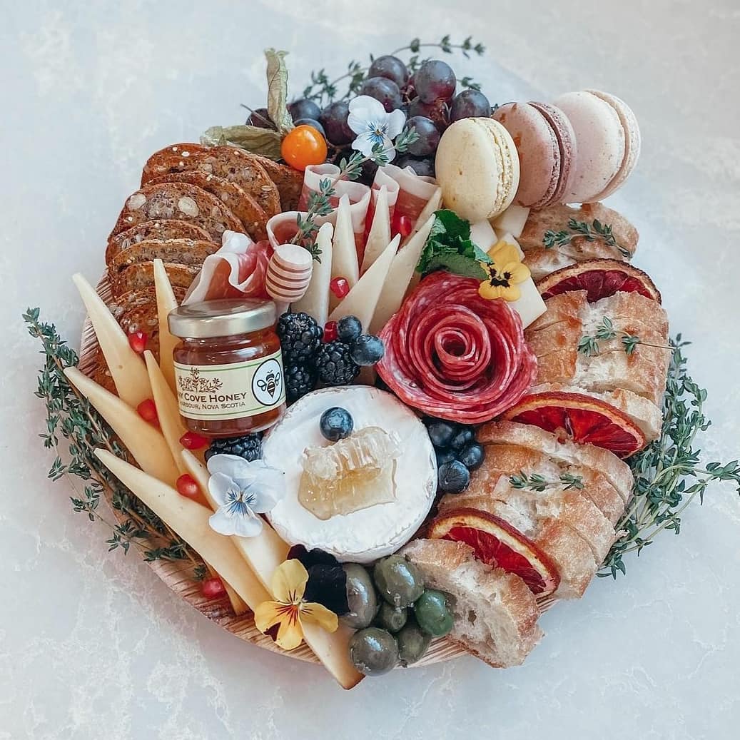 10 Inch round Disposable palm leaf plate charcuterie